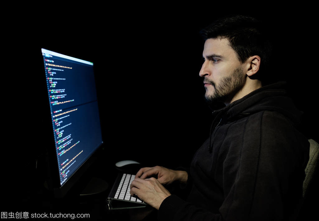 软件开发人员在黑暗家庭办公室中的计算机软件研发